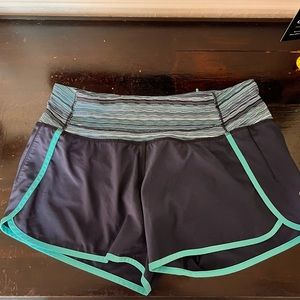 lululemon Navy Blue Geometric Speed Up Shorts 4” in Size 4
